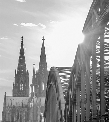 Kölner Dom hinter Hohenzollernbrücke